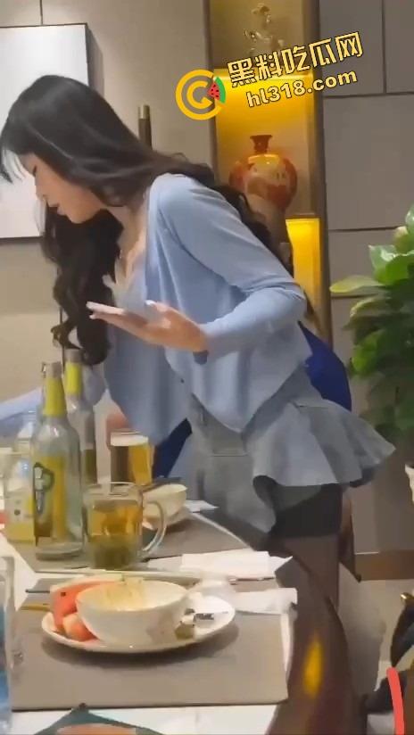 饭局咸猪手大哥一边吃一边抠逼，妹子敬酒嘴上炫啤酒，下面还被摸得湿成一片！  第12张