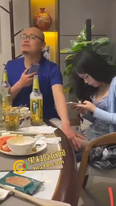 饭局咸猪手大哥一边吃一边抠逼，妹子敬酒嘴上炫啤酒，下面还被摸得湿成一片！  第13张