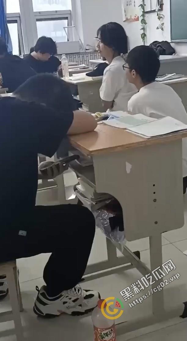 狗男女！教室当着这么多人竟然干起来了？！  第1张