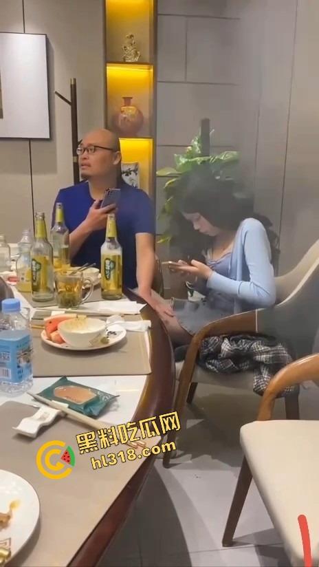 饭局咸猪手大哥一边吃一边抠逼，妹子敬酒嘴上炫啤酒，下面还被摸得湿成一片！  第14张