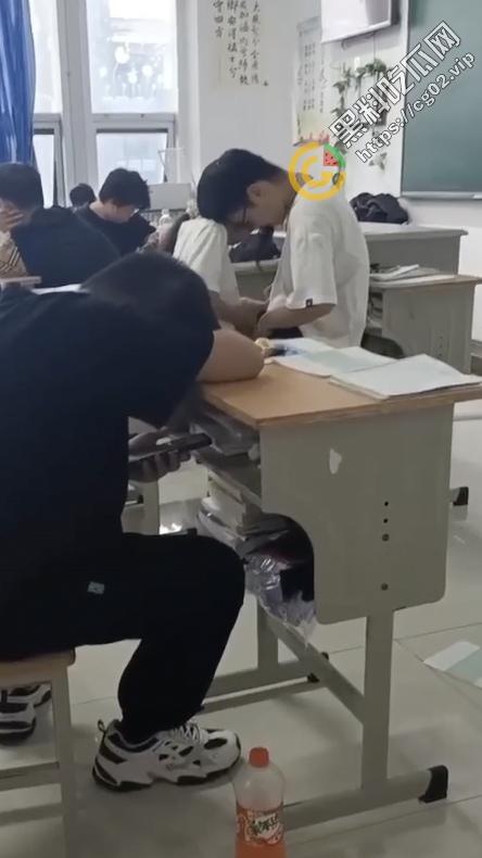 狗男女！教室当着这么多人竟然干起来了？！  第3张