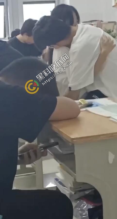 狗男女！教室当着这么多人竟然干起来了？！  第4张
