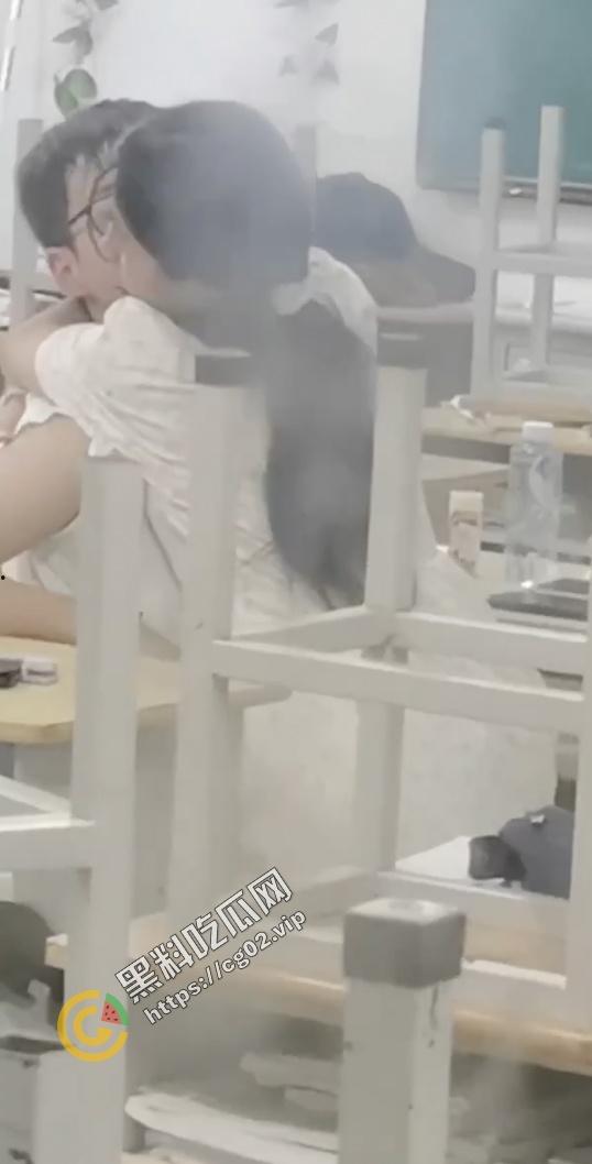 狗男女！教室当着这么多人竟然干起来了？！  第5张
