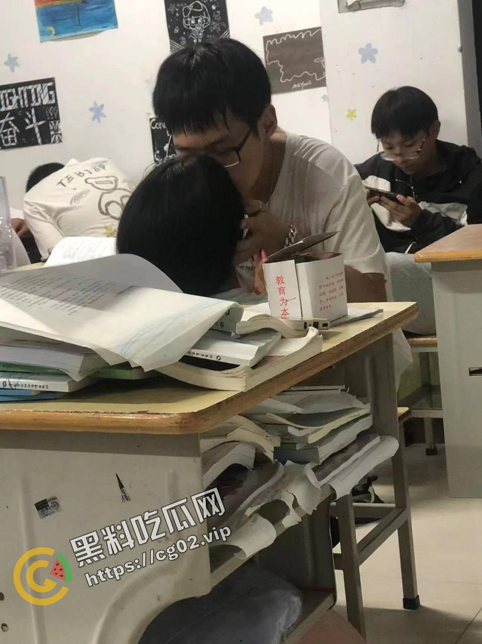 狗男女！教室当着这么多人竟然干起来了？！  第6张