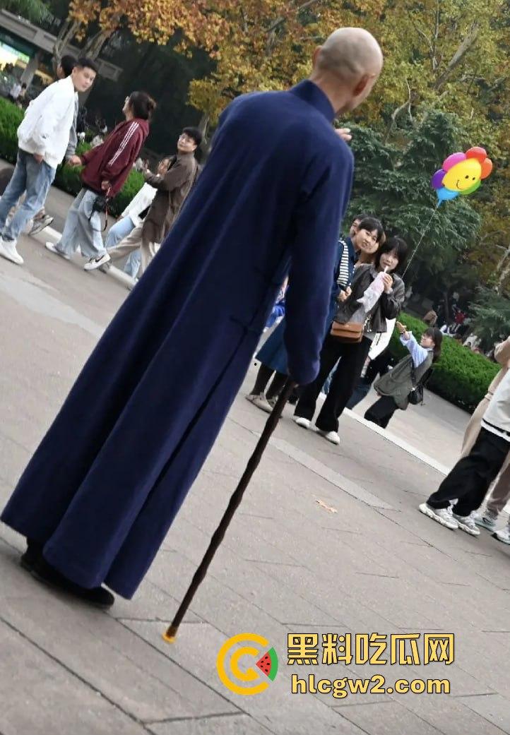 『蒋中正』复活在南京中山陵？男子COS得煞有其事，警察一来扭头就跑，黄埔精神呢？  第2张