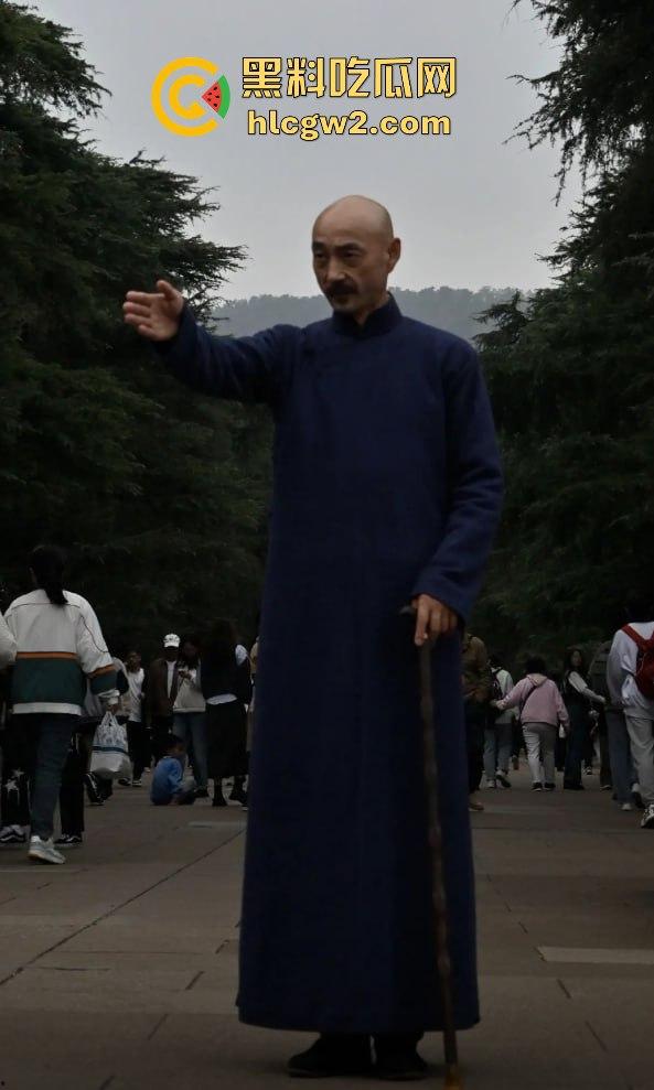 『蒋中正』复活在南京中山陵？男子COS得煞有其事，警察一来扭头就跑，黄埔精神呢？  第3张