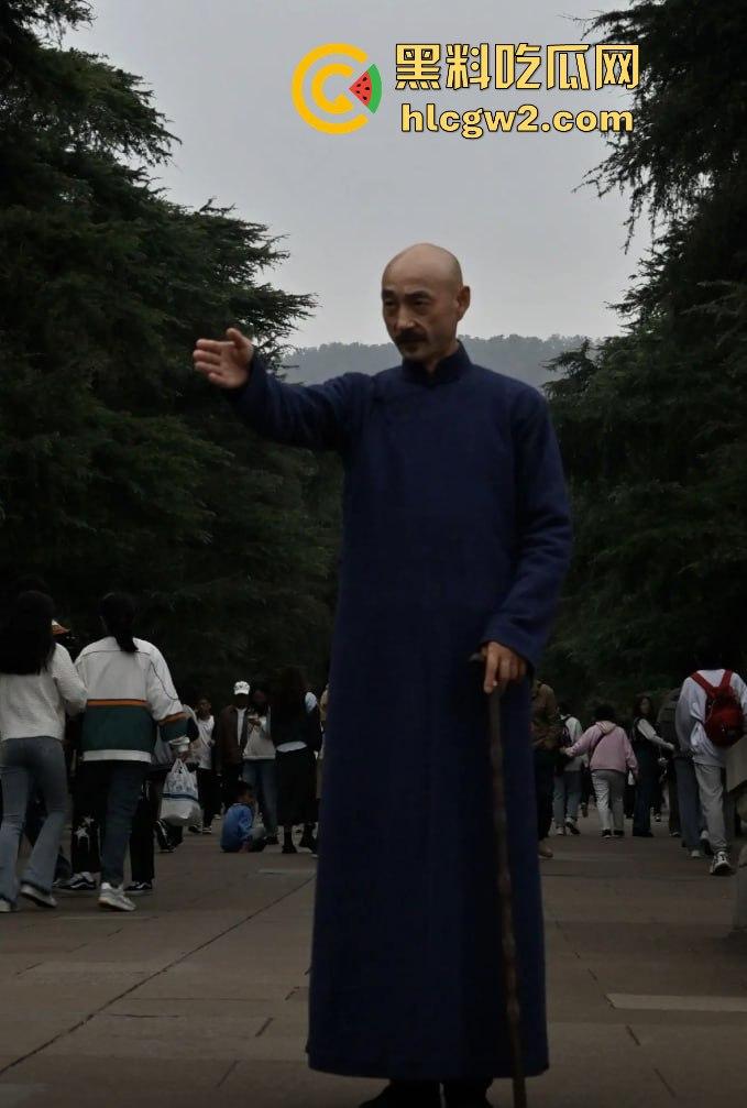 『蒋中正』复活在南京中山陵？男子COS得煞有其事，警察一来扭头就跑，黄埔精神呢？  第4张