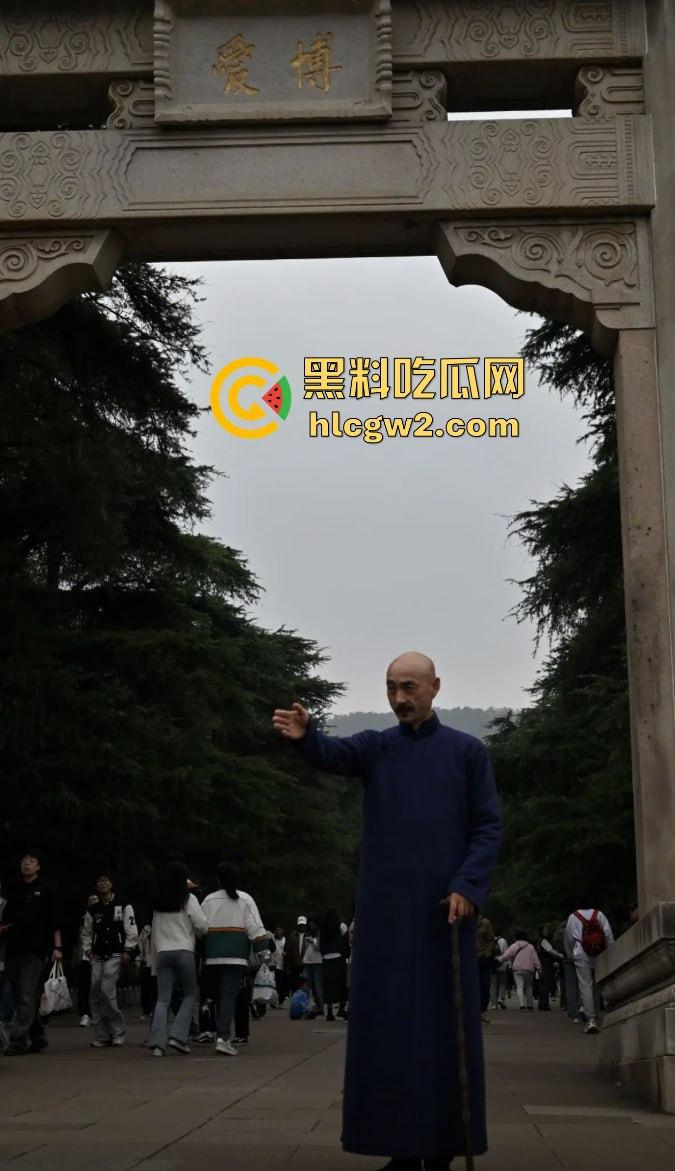 『蒋中正』复活在南京中山陵？男子COS得煞有其事，警察一来扭头就跑，黄埔精神呢？  第5张