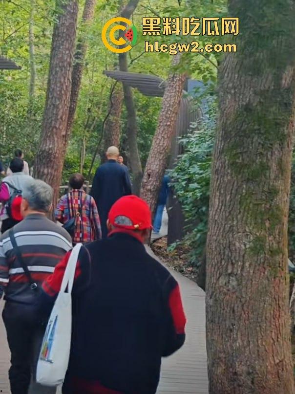 『蒋中正』复活在南京中山陵？男子COS得煞有其事，警察一来扭头就跑，黄埔精神呢？  第6张