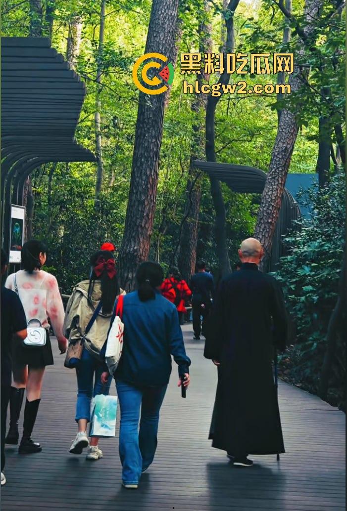 『蒋中正』复活在南京中山陵？男子COS得煞有其事，警察一来扭头就跑，黄埔精神呢？  第7张