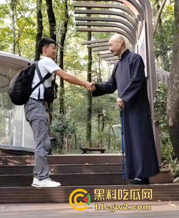 『蒋中正』复活在南京中山陵？男子COS得煞有其事，警察一来扭头就跑，黄埔精神呢？  第8张