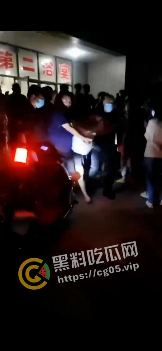 河北师范大学男生假扮女生进澡堂偷拍被抓 送警  大男人被几个女人压制住 现场画面曝光 第6张
