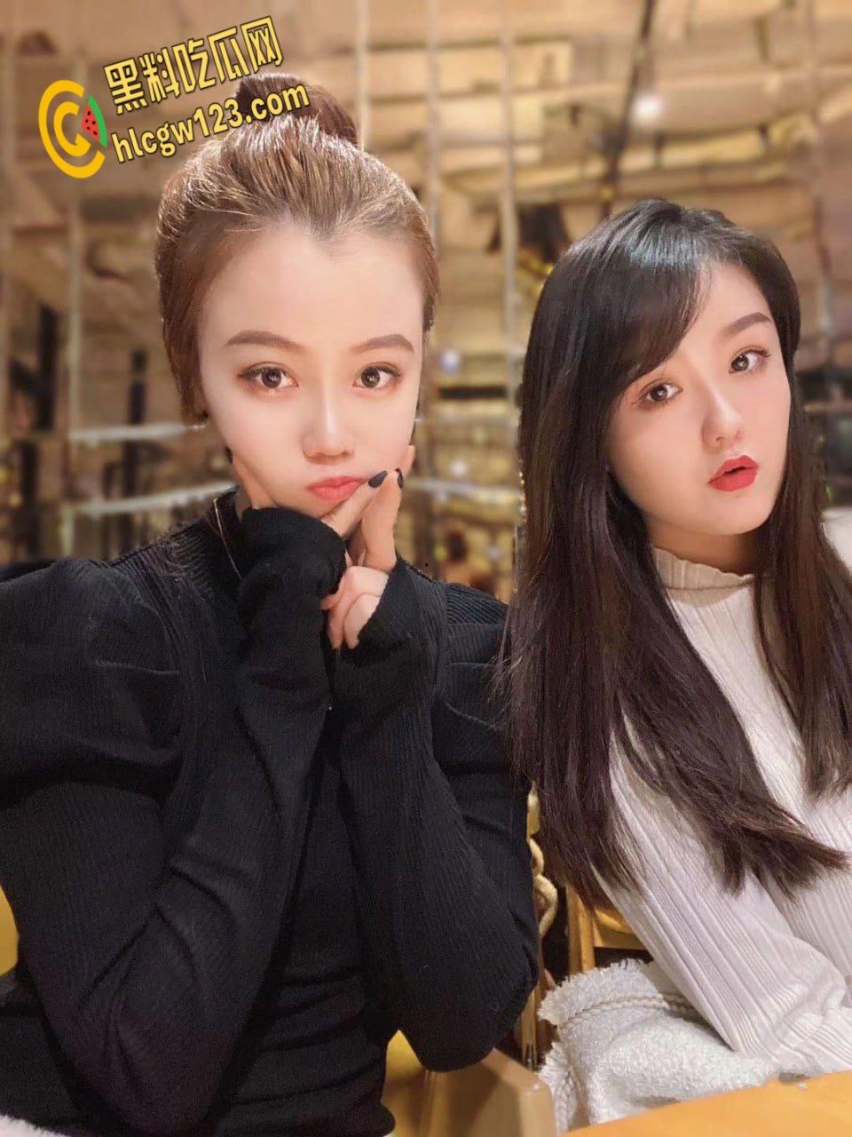 西安霓虹下双姝淫乱夜，黑丝翘臀迎猛操，娇喘挑逗谁主淫妻 !  第1张