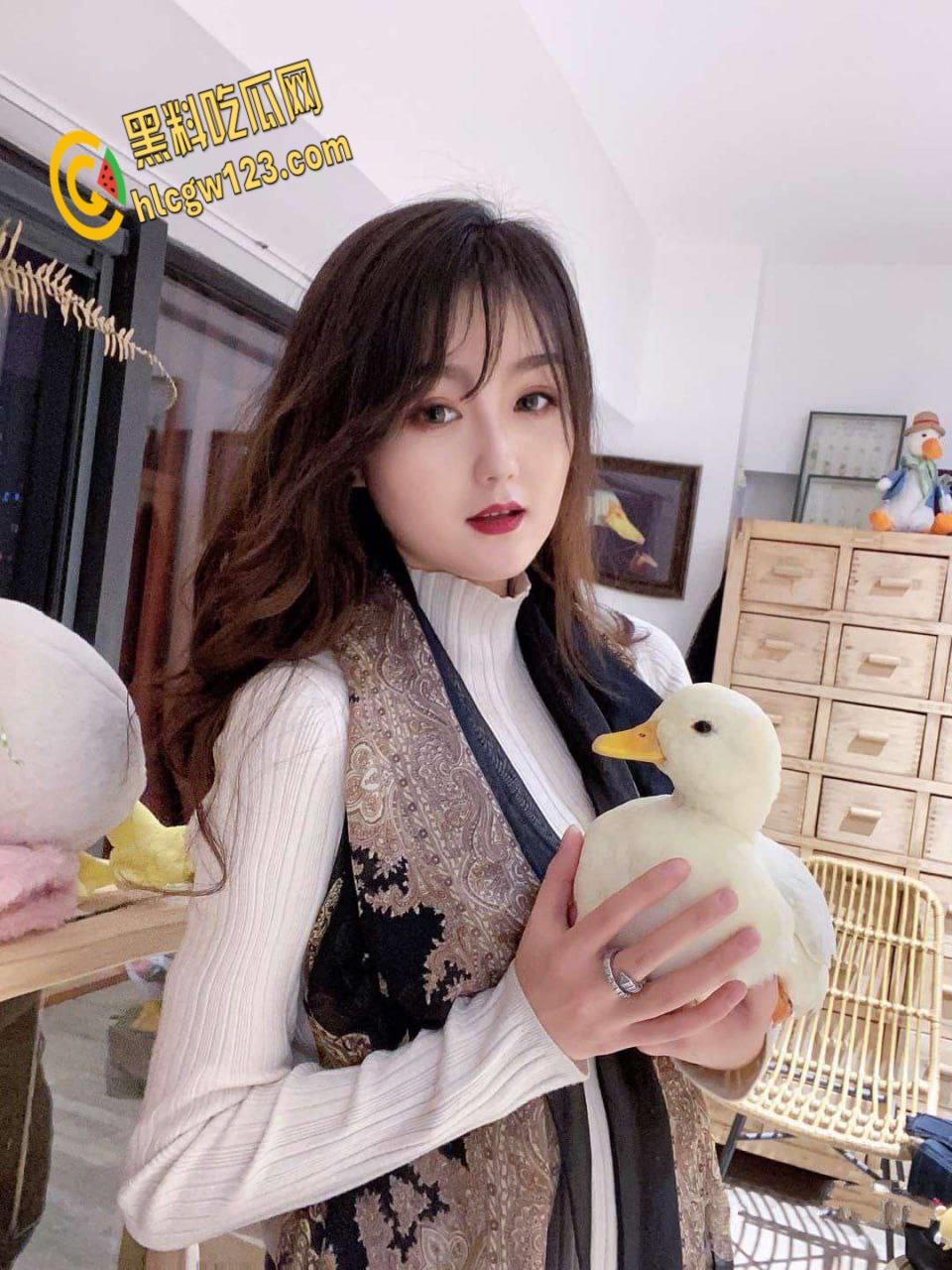 西安霓虹下双姝淫乱夜，黑丝翘臀迎猛操，娇喘挑逗谁主淫妻 !  第3张