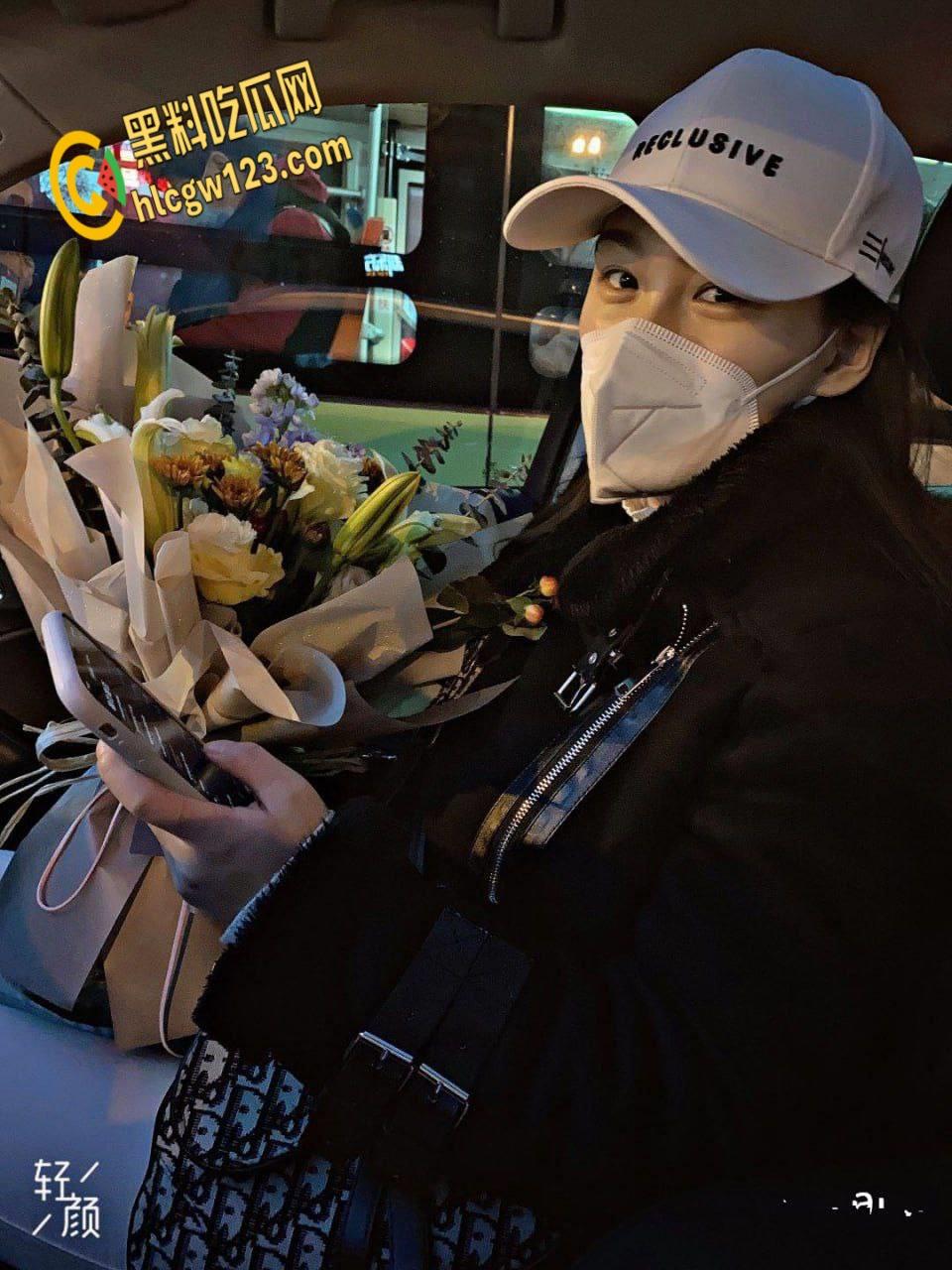 西安霓虹下双姝淫乱夜，黑丝翘臀迎猛操，娇喘挑逗谁主淫妻 !  第4张