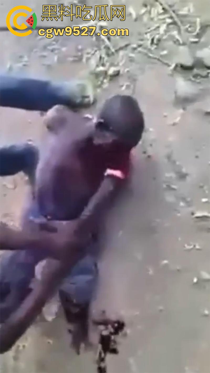 暗网流出血腥合集，吃人腿爆头剥皮车祸，想要的应有尽有，场面血腥过于重口，胆小者谨慎观看！  第8张