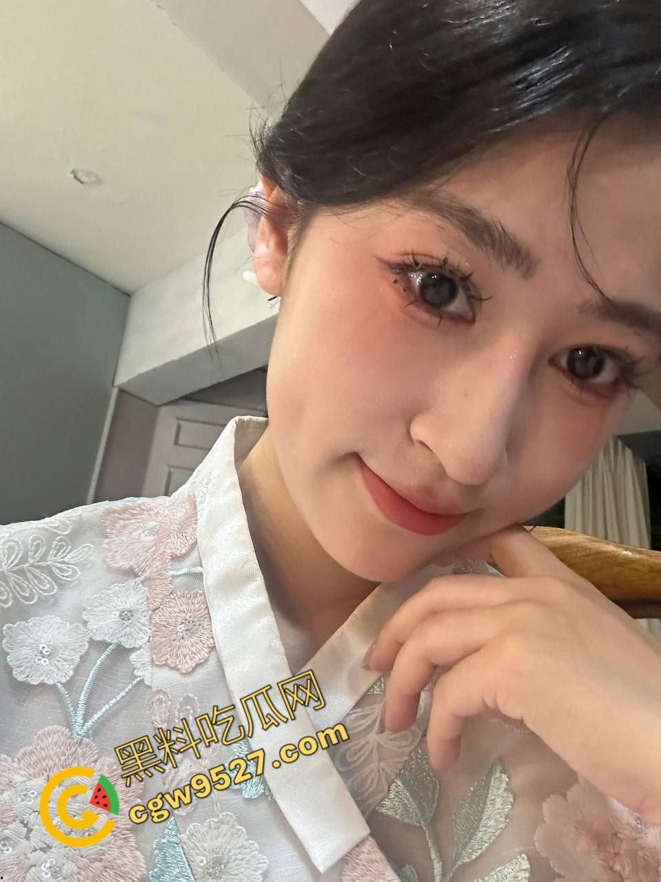 富二代酒店开淫乱轰趴专操别人女友！杭州浙商银行周雪瑶出轨被调成母狗供多人享乐，现场画面堪比AV大片  第1张