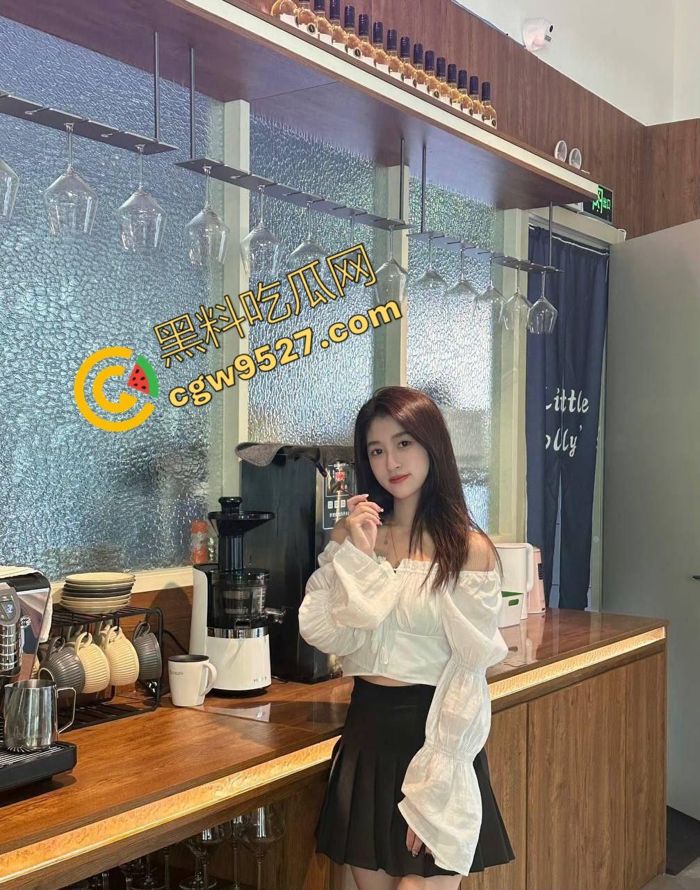 富二代酒店开淫乱轰趴专操别人女友！杭州浙商银行周雪瑶出轨被调成母狗供多人享乐，现场画面堪比AV大片  第2张