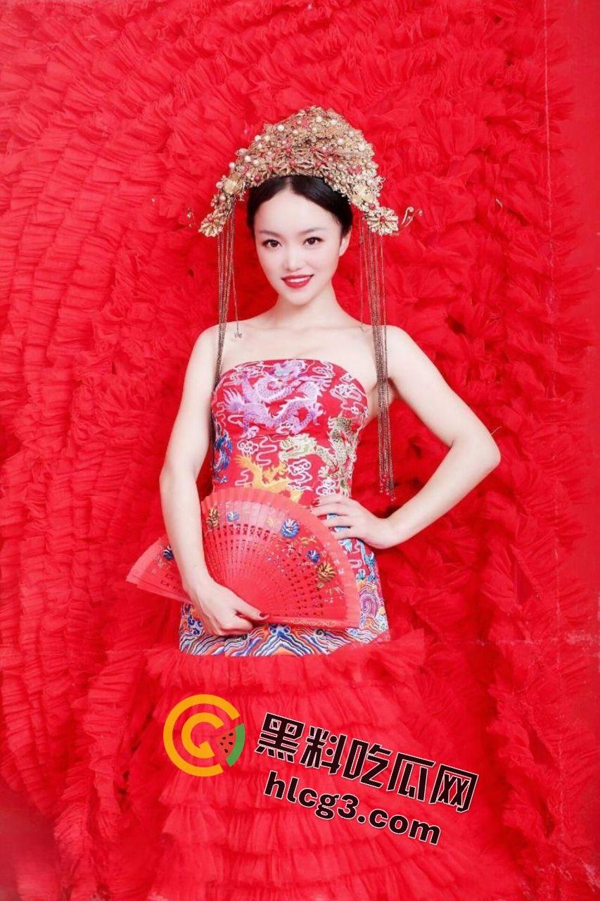 少妇骚妻反差大揭秘，新娘子从优雅人妻到淫荡母狗的惊人转变！  第2张