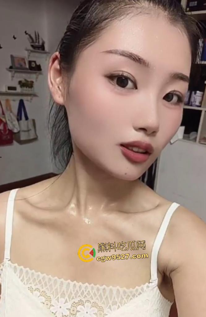 内蒙老公献妻给单男，还从门后偷拍单男舔老婆的逼，传教士教老婆上体育课，可惜鸡巴有些短，遗憾了！  第1张