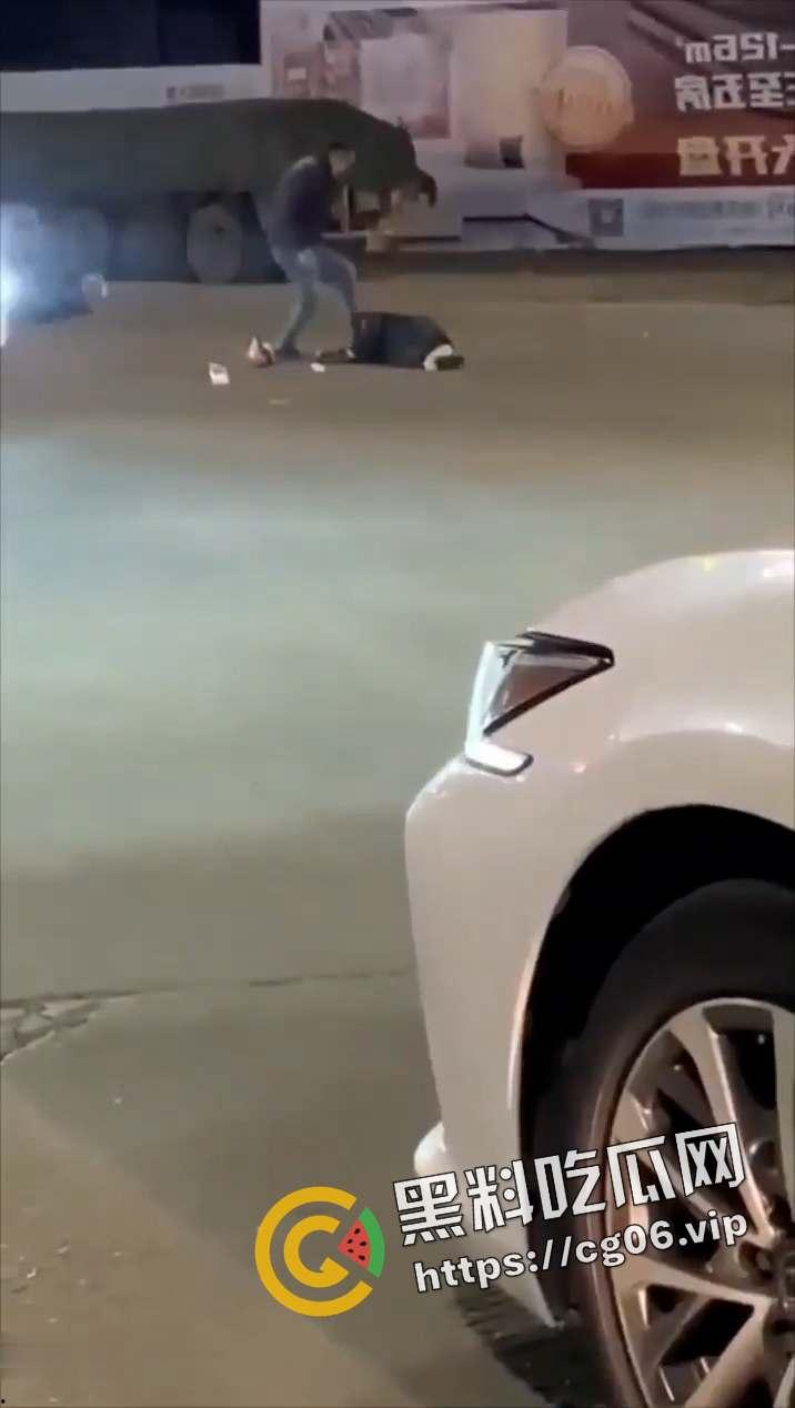 茂名化州当街行凶！疑似为女子前夫情杀 当街捅死之后还一直在打  这是有多大的仇恨 第6张