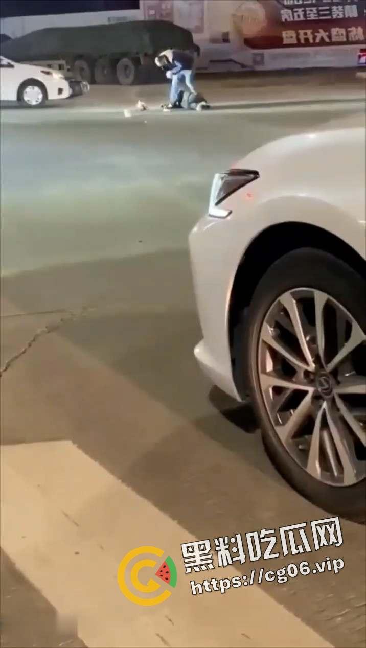 茂名化州当街行凶！疑似为女子前夫情杀 当街捅死之后还一直在打  这是有多大的仇恨 第7张