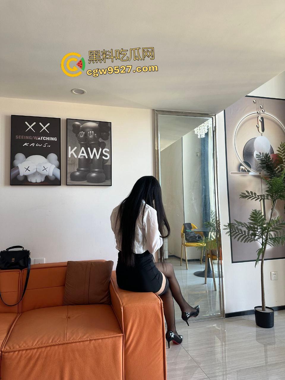 内蒙老公献妻给单男，还从门后偷拍单男舔老婆的逼，传教士教老婆上体育课，可惜鸡巴有些短，遗憾了！  第3张