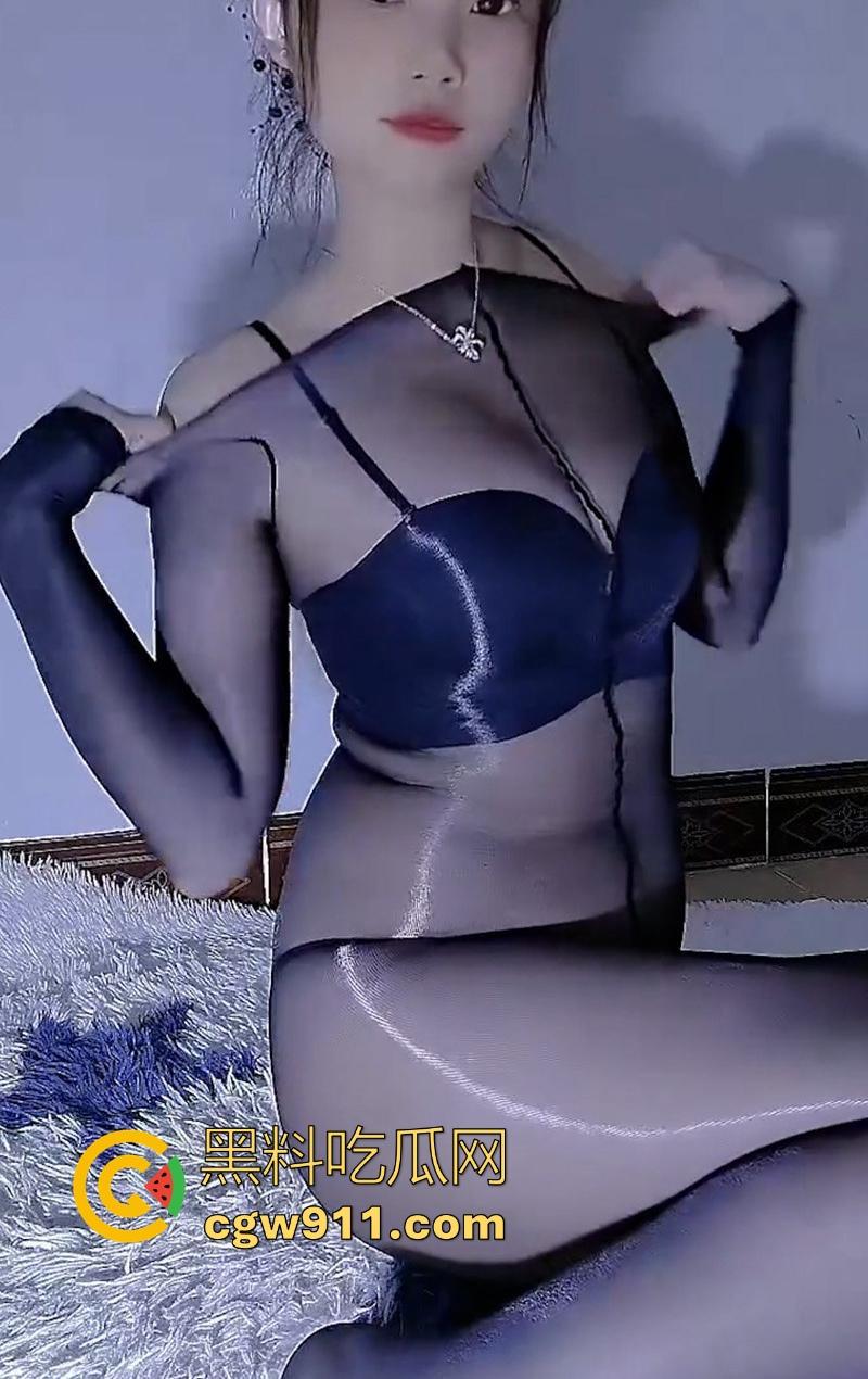 快手极品女网红【情】与榜一大哥裸聊视频流出，逼缝水光闪耀，这反差婊子的极致诱惑，感官如火燎直冲下体！  第3张