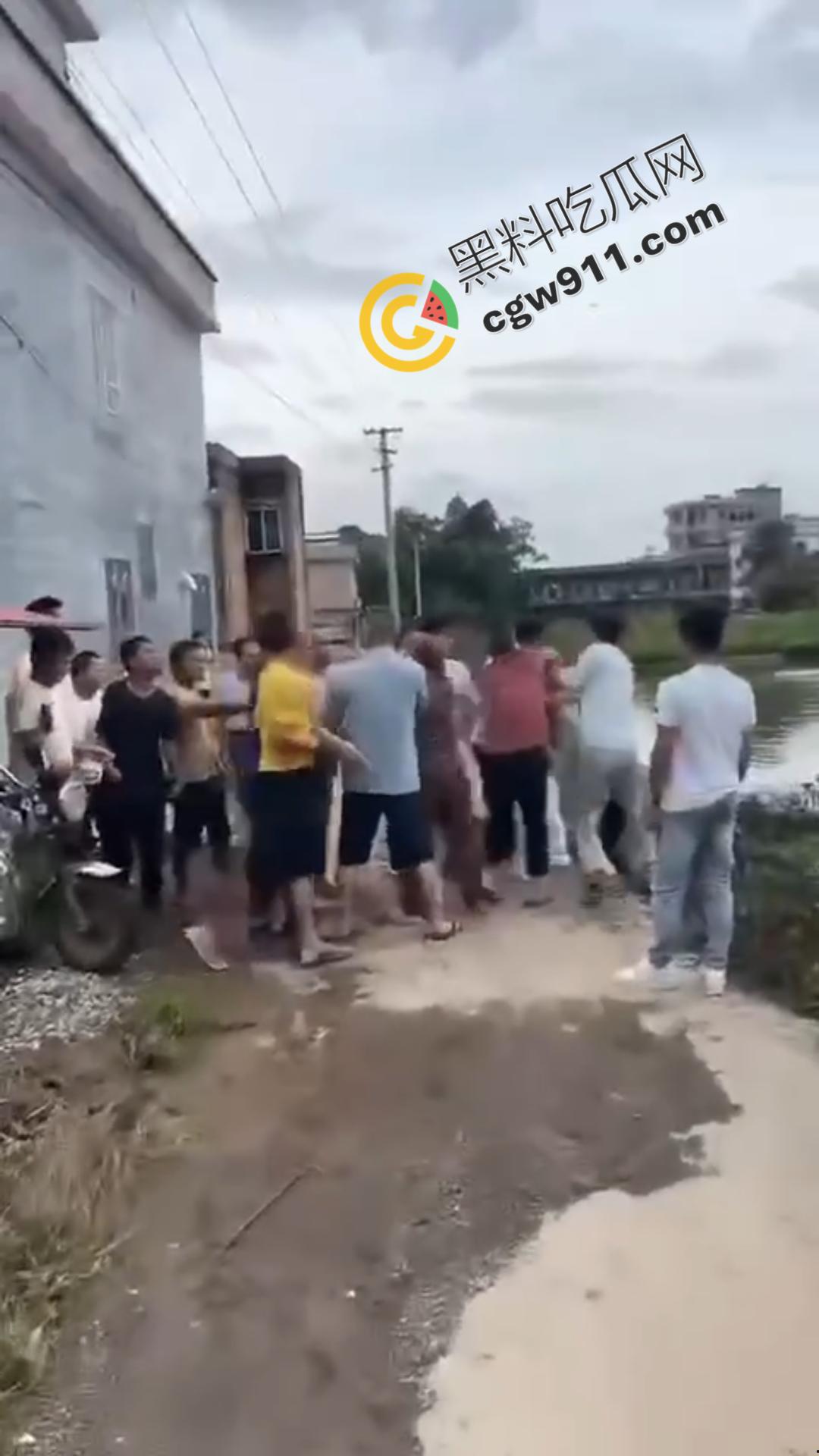 乡村邻里混战！邻居们为一句口拳交相向，现场混乱不堪，拳拳到肉，池塘中的激烈对决不容错过！  第1张