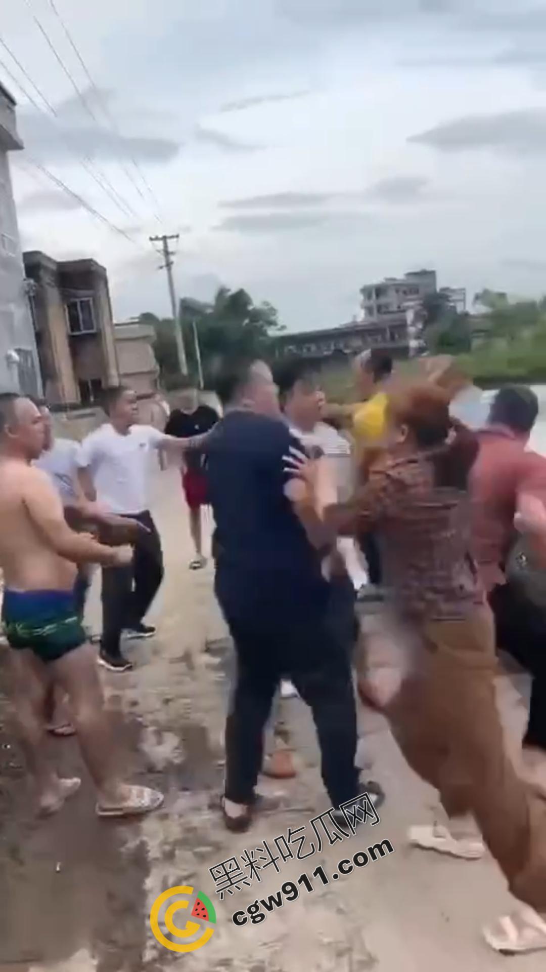 乡村邻里混战！邻居们为一句口拳交相向，现场混乱不堪，拳拳到肉，池塘中的激烈对决不容错过！  第2张