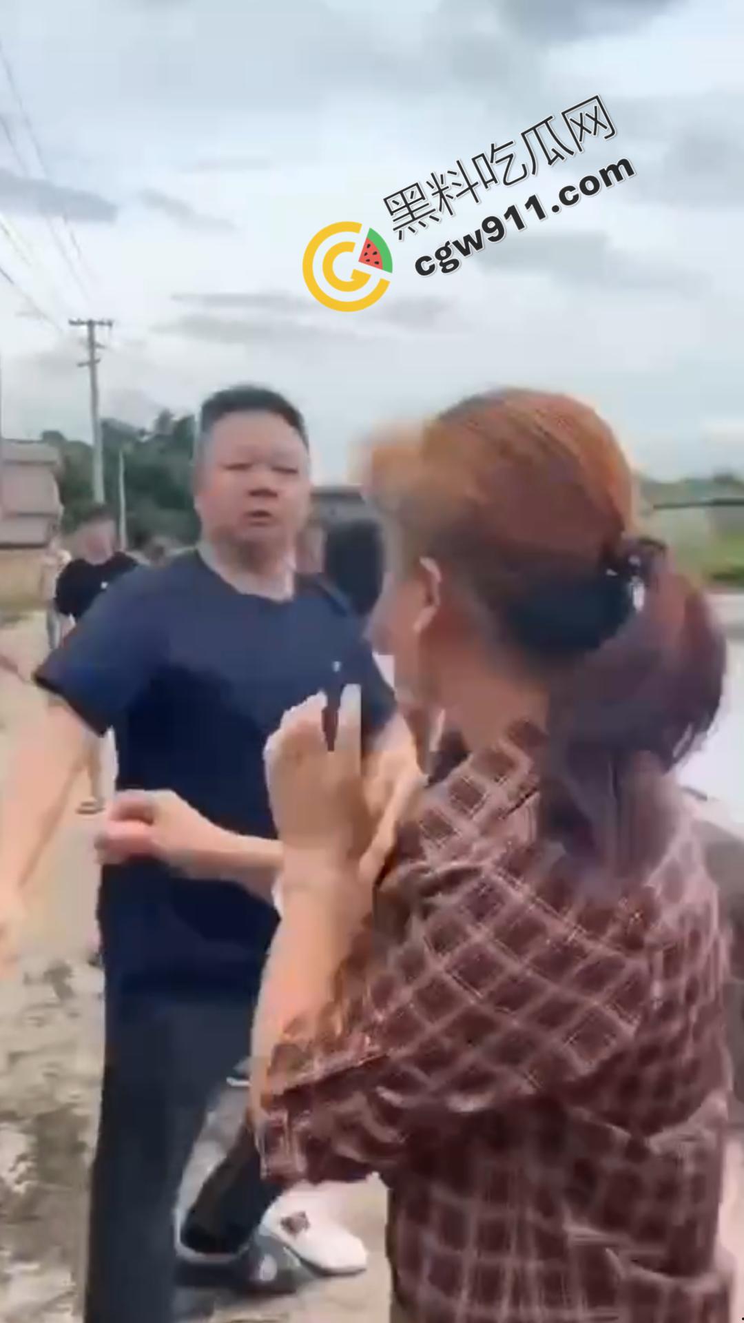 乡村邻里混战！邻居们为一句口拳交相向，现场混乱不堪，拳拳到肉，池塘中的激烈对决不容错过！  第3张