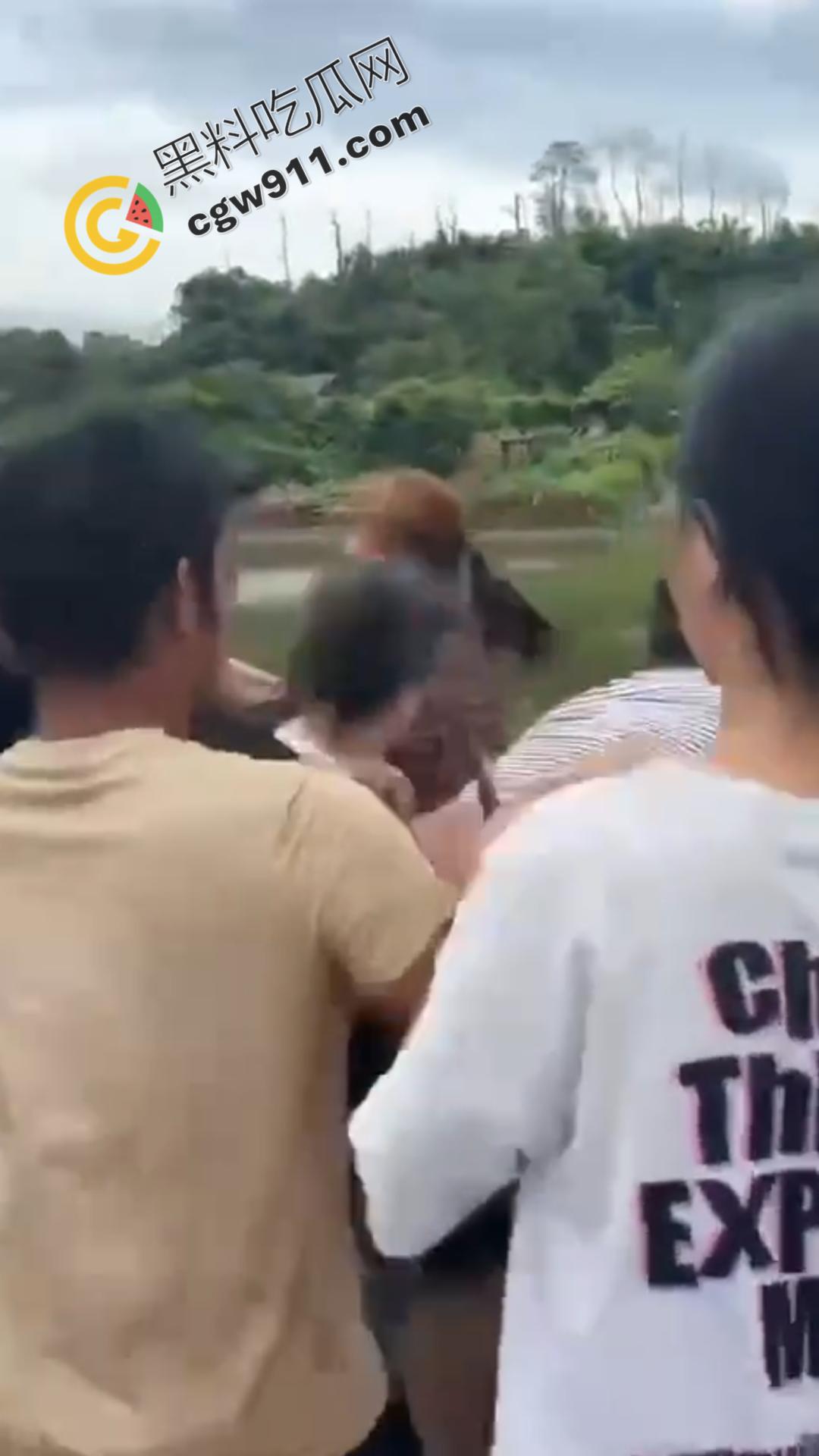 乡村邻里混战！邻居们为一句口拳交相向，现场混乱不堪，拳拳到肉，池塘中的激烈对决不容错过！  第4张