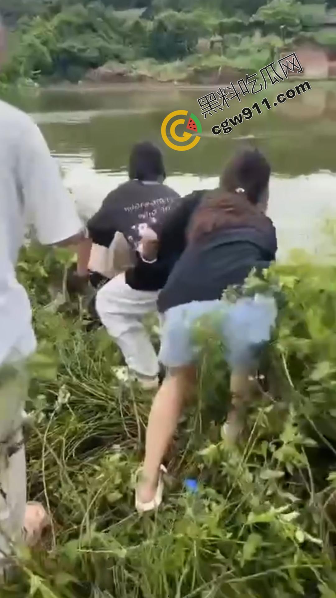 乡村邻里混战！邻居们为一句口拳交相向，现场混乱不堪，拳拳到肉，池塘中的激烈对决不容错过！  第6张