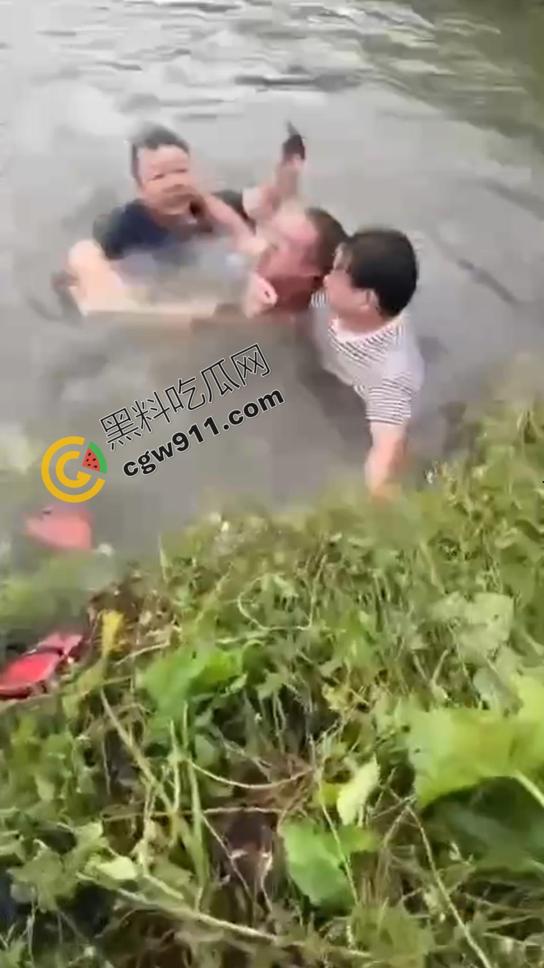 乡村邻里混战！邻居们为一句口拳交相向，现场混乱不堪，拳拳到肉，池塘中的激烈对决不容错过！  第7张