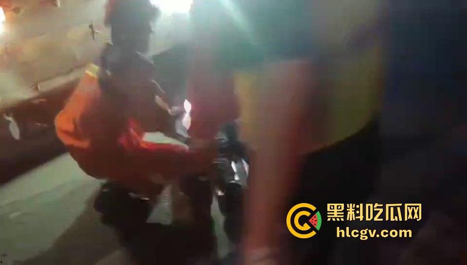 温都凌晨惨烈车祸！摩托车被撞飞，一人卡在水泥搅拌车底，生死救援紧急展开！  第2张