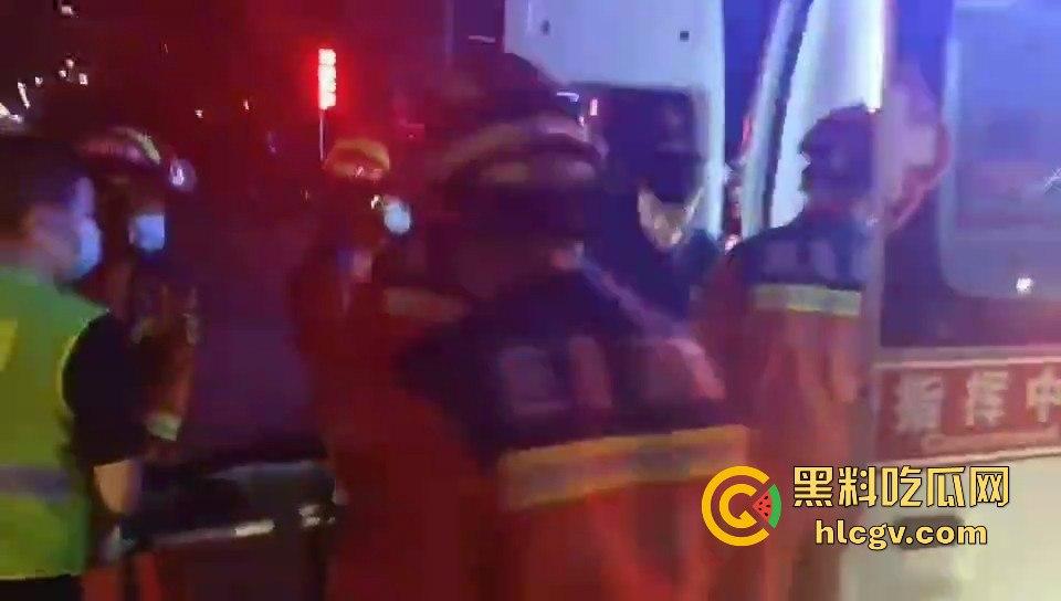 温都凌晨惨烈车祸！摩托车被撞飞，一人卡在水泥搅拌车底，生死救援紧急展开！  第3张