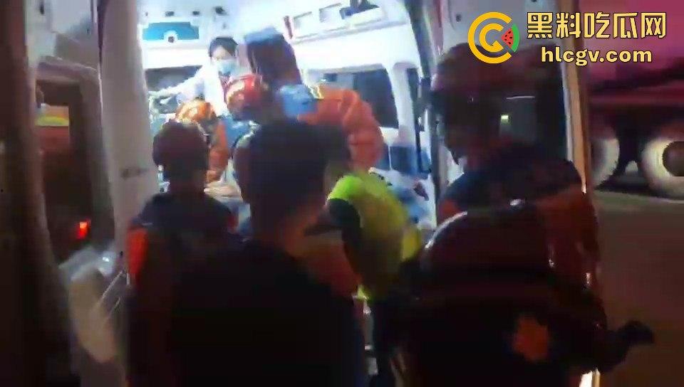 温都凌晨惨烈车祸！摩托车被撞飞，一人卡在水泥搅拌车底，生死救援紧急展开！  第4张