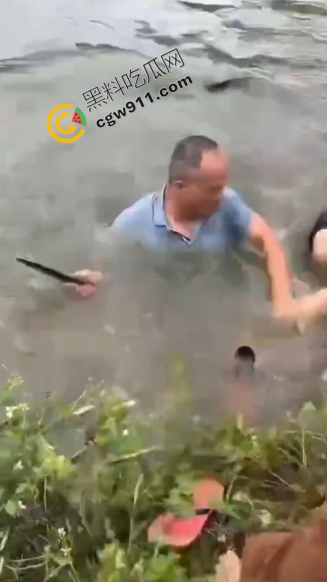 乡村邻里混战！邻居们为一句口拳交相向，现场混乱不堪，拳拳到肉，池塘中的激烈对决不容错过！  第8张