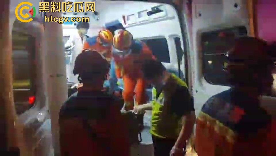 温都凌晨惨烈车祸！摩托车被撞飞，一人卡在水泥搅拌车底，生死救援紧急展开！  第5张