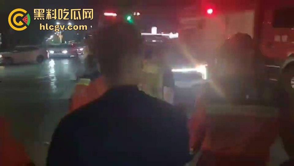 温都凌晨惨烈车祸！摩托车被撞飞，一人卡在水泥搅拌车底，生死救援紧急展开！  第6张