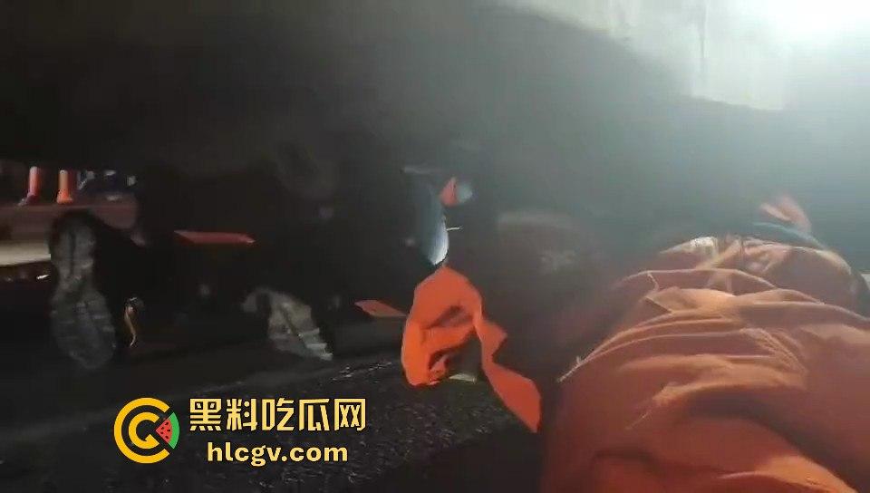 温都凌晨惨烈车祸！摩托车被撞飞，一人卡在水泥搅拌车底，生死救援紧急展开！  第7张