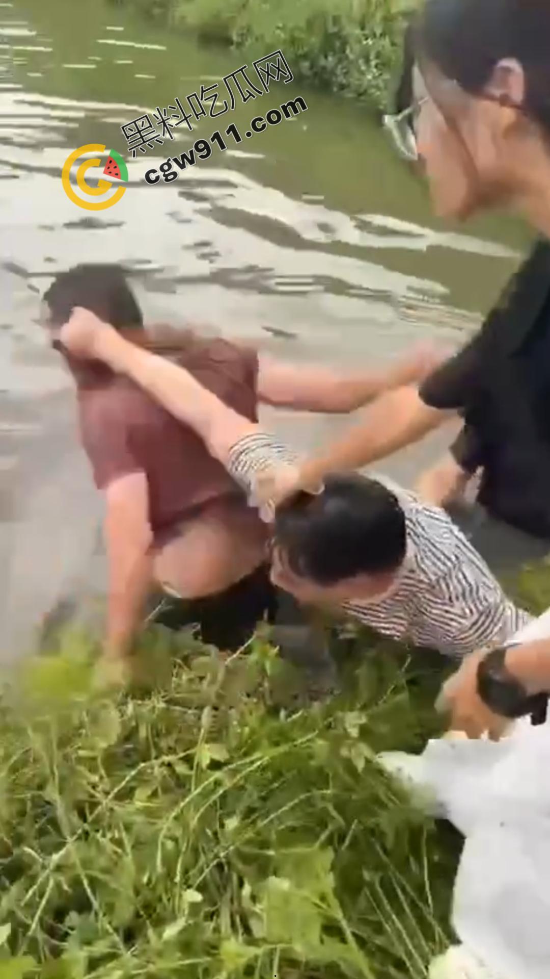 乡村邻里混战！邻居们为一句口拳交相向，现场混乱不堪，拳拳到肉，池塘中的激烈对决不容错过！  第9张