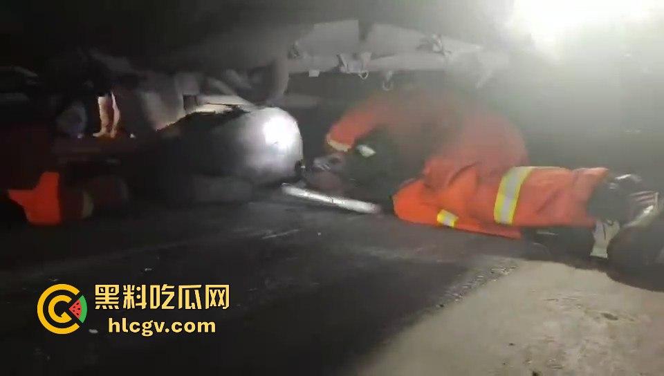 温都凌晨惨烈车祸！摩托车被撞飞，一人卡在水泥搅拌车底，生死救援紧急展开！  第8张