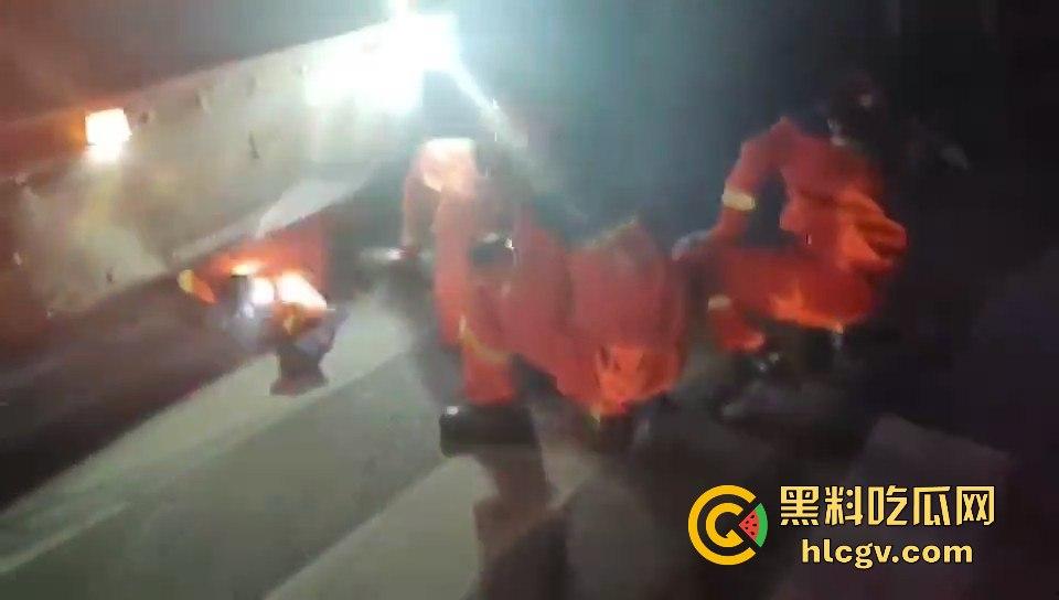 温都凌晨惨烈车祸！摩托车被撞飞，一人卡在水泥搅拌车底，生死救援紧急展开！  第9张