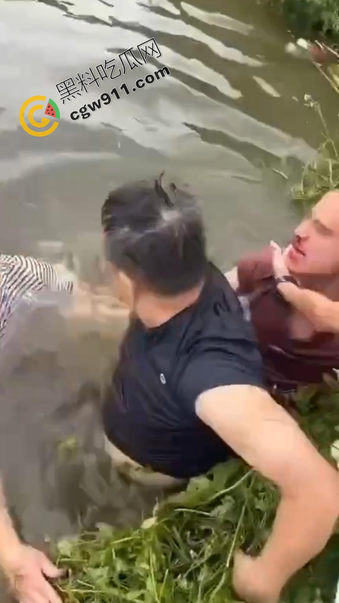乡村邻里混战！邻居们为一句口拳交相向，现场混乱不堪，拳拳到肉，池塘中的激烈对决不容错过！  第10张