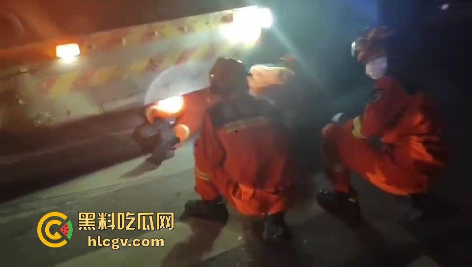 温都凌晨惨烈车祸！摩托车被撞飞，一人卡在水泥搅拌车底，生死救援紧急展开！  第10张