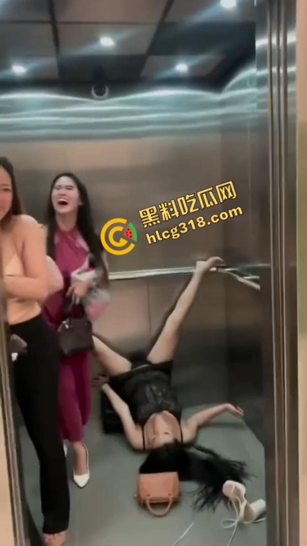 骚逼占电梯现场，喝点马尿就发疯，齐逼短裙倒立露底，这骚操作谁看谁服！  第3张
