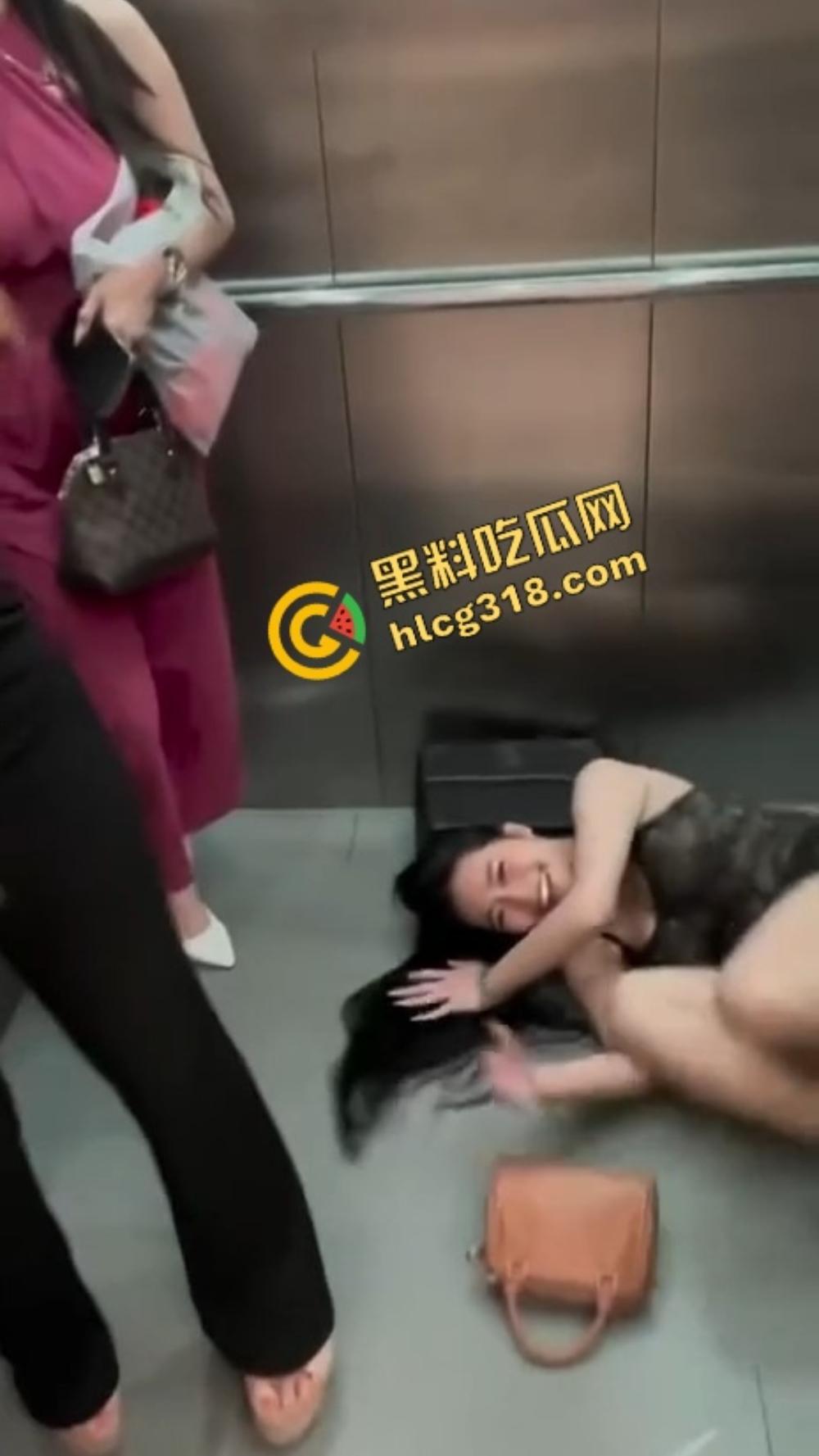 骚逼占电梯现场，喝点马尿就发疯，齐逼短裙倒立露底，这骚操作谁看谁服！  第4张