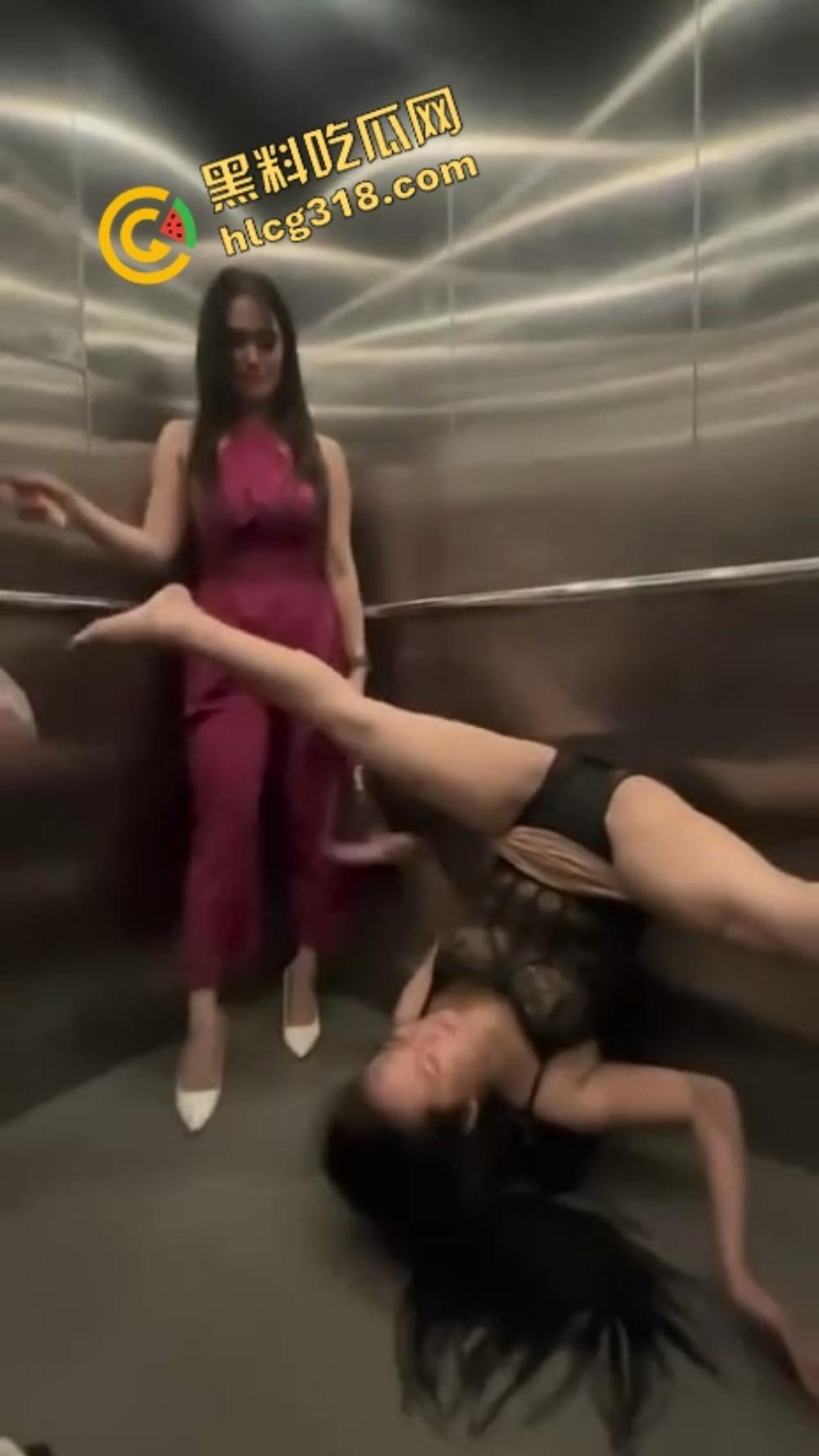 骚逼占电梯现场，喝点马尿就发疯，齐逼短裙倒立露底，这骚操作谁看谁服！  第6张