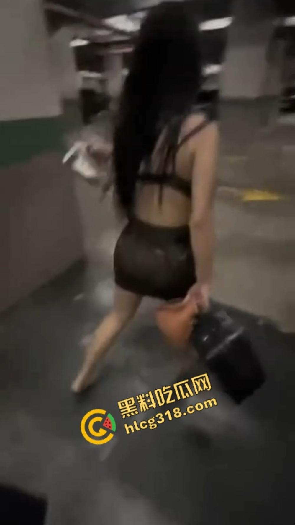 骚逼占电梯现场，喝点马尿就发疯，齐逼短裙倒立露底，这骚操作谁看谁服！  第9张